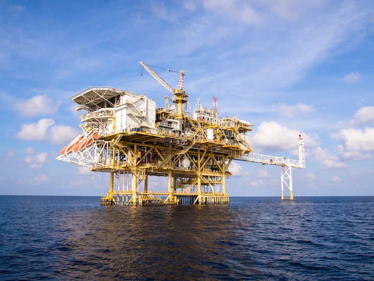  Petróleo avança com aumento do consumo e adiamento de tarifas