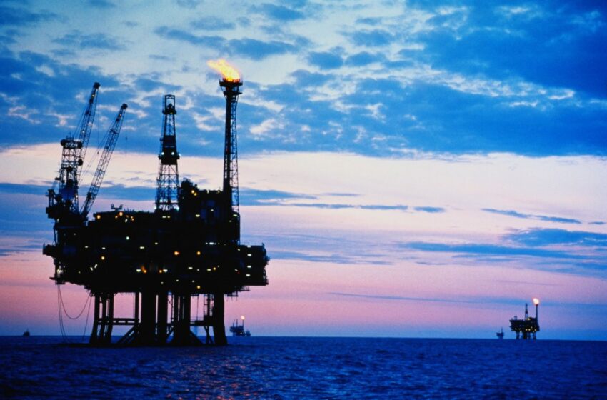  Petróleo recua com receios sobre tarifas dos EUA e aumento da oferta da OPEP+