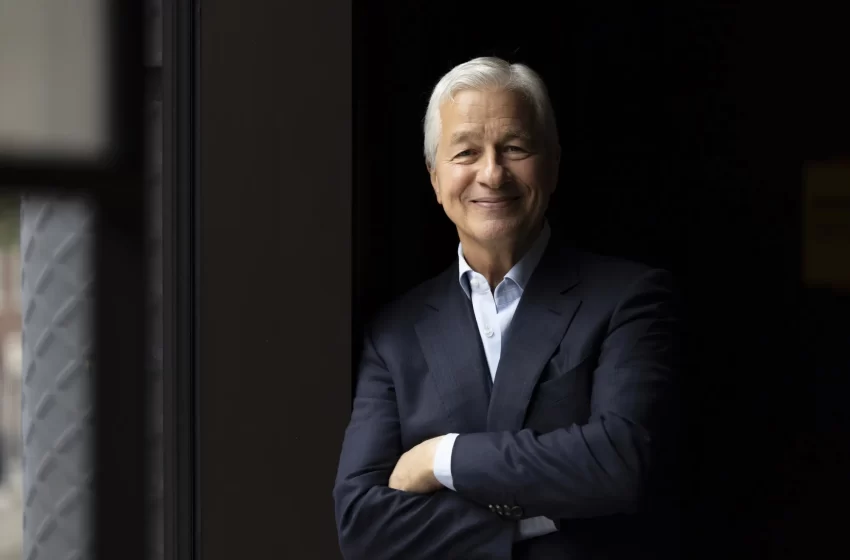  CEO do JPMorgan rejeita agenda woke e define meta de 1 trilião USD