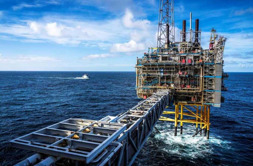  Petróleo sobe com ameaça de sanções à Rússia, apesar de incertezas com tarifas e produção saudita
