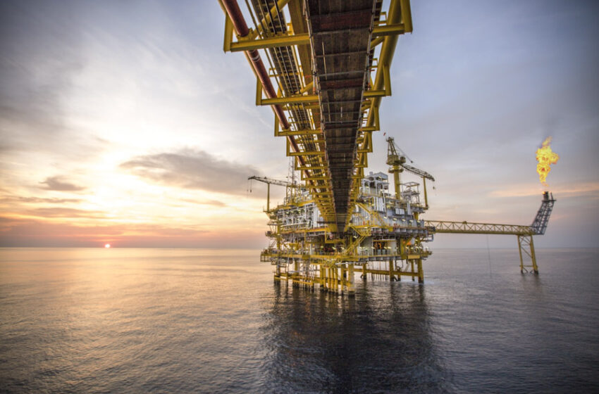  Petróleo volta a cair com escalada das tensões comerciais entre EUA e China