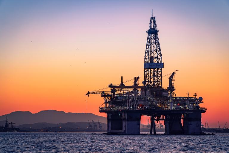 Mercado petrolífero reage a aumento de reservas nos EUA e corte de preços saudita