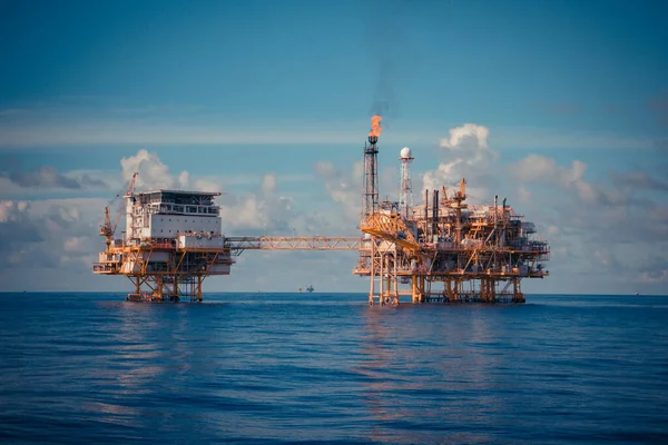  Petróleo recua ligeiramente com mercado atento à Venezuela e ao Irão