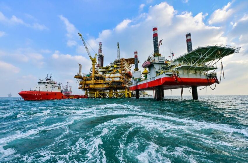  Petróleo estabiliza após subir mais de 2%, com risco geopolítico a limitar negociações