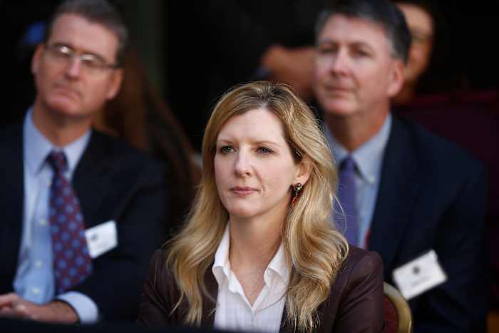  Ficheiros Epstein provocam demissões um pouco por todo o lado, chegou a vez de Kathy Ruemmler, da Goldman Sachs