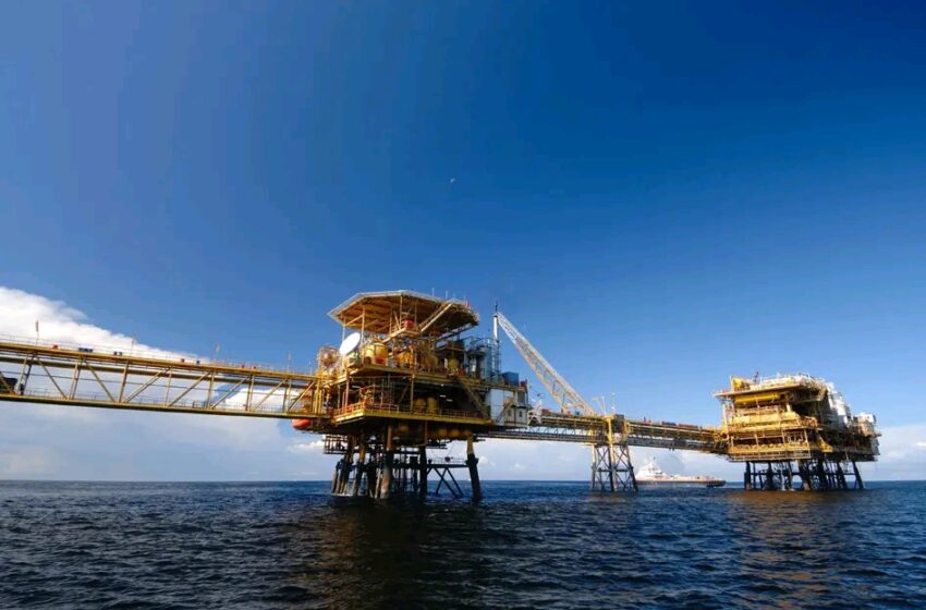  Petróleo dispara acima dos 110 dólares com tensão no Estreito de Ormuz
