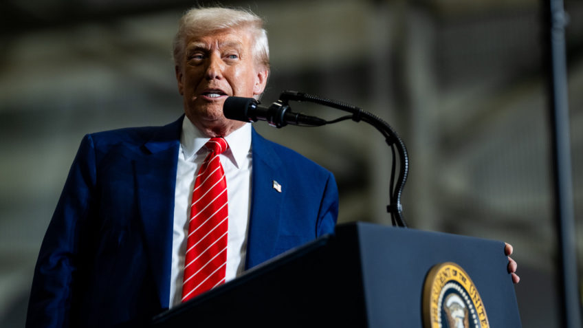 Trump tenta minimizar impacto económico da guerra com o Irão