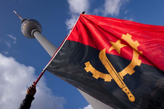  Angola gasta mais do que poupa. Poupança nacional cai para mínimo de cinco anos