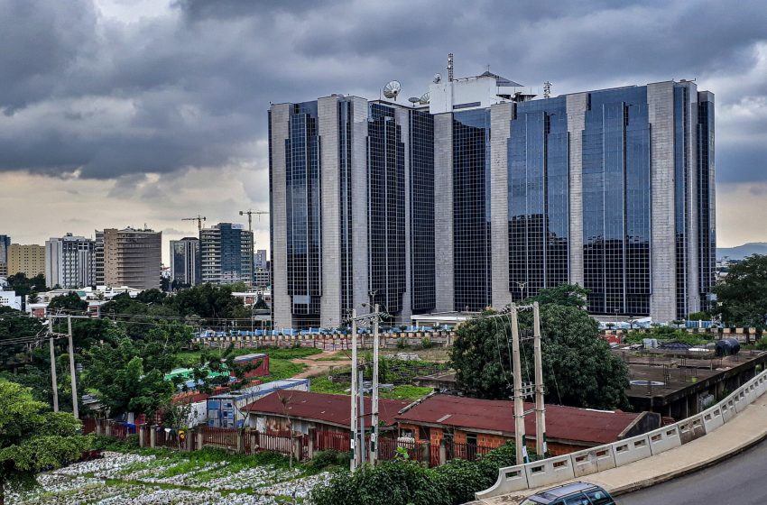  Banco Central da Nigéria eleva taxa de juro para 27,50%