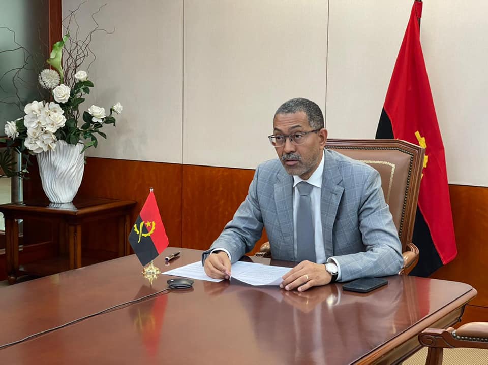 Angola e Omã assinam memorando de entendimento no sector petrolífero