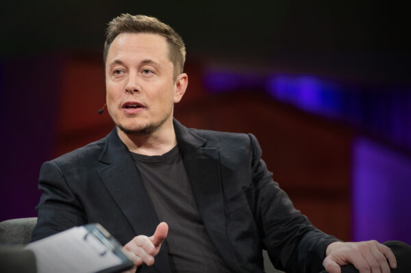 SpaceX lança satélites