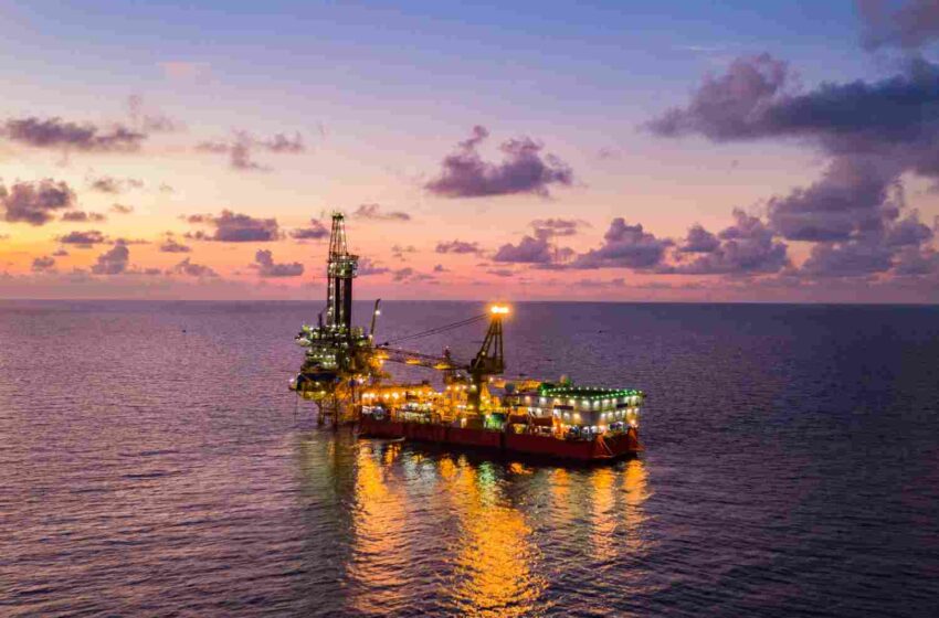  Preços do petróleo sobem impulsionados por queda na produção russa e sanções dos EUA