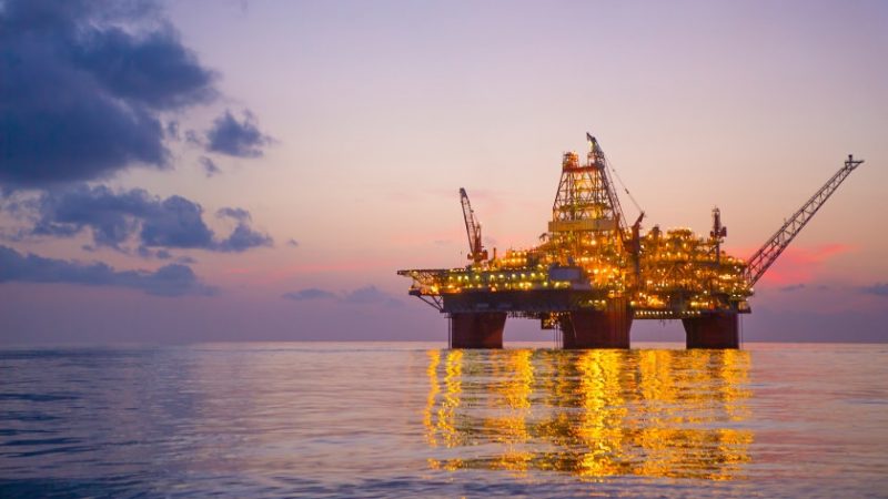  Petróleo sem tendência definida enquanto Trump avalia tarifas com Canadá e México