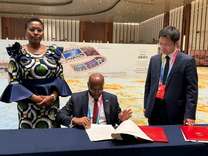  Angola e China assinam novos acordos de cooperação nas áreas da saúde e desenvolvimento económico