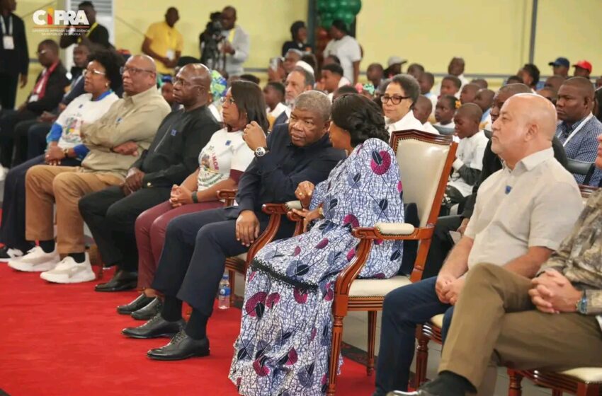  Casal Presidencial junta-se à iniciativa Roda do Amor no Sambizanga