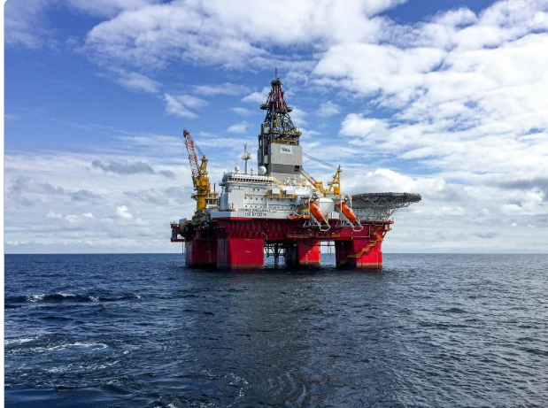  Petróleo valoriza com agravamento do conflito na Ucrânia e expectativa de decisão da OPEP+