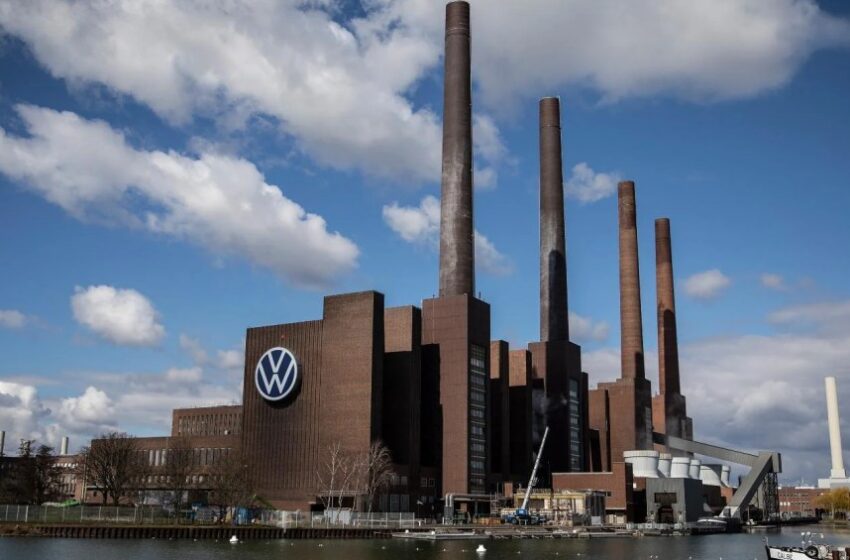  Lucros da Volkswagen caem 61% penalizados por tarifas dos EUA e perdas da Porsche