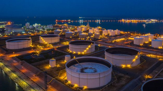  Petróleo recua com acordo de paz no Médio Oriente e foco no excesso de oferta