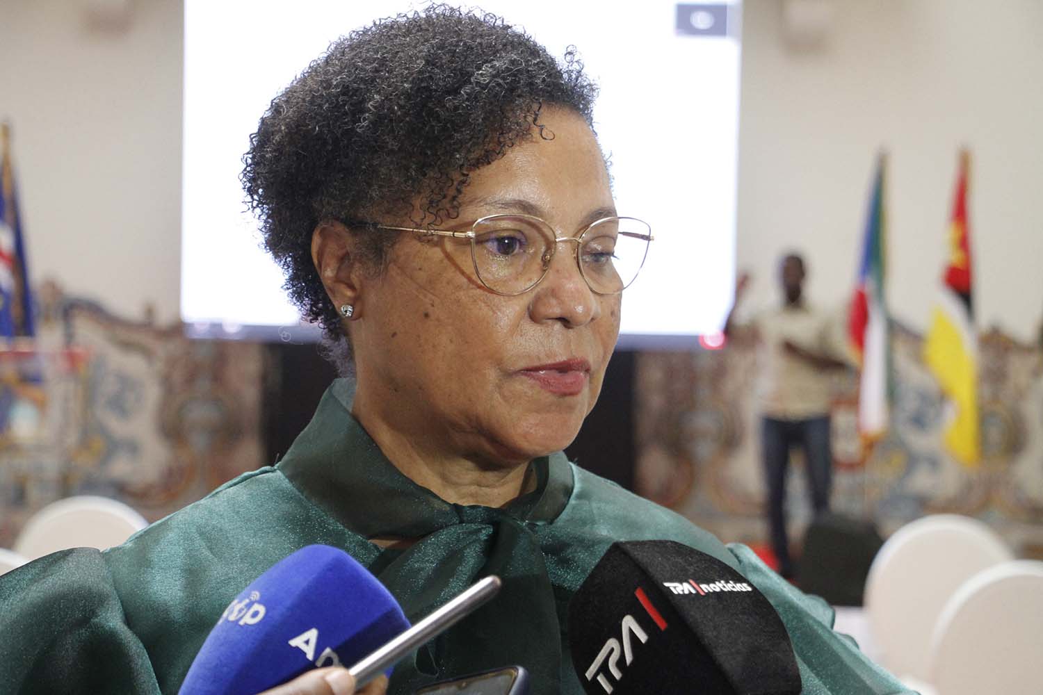  Governo prevê contratar mais seis mil professores em 2026