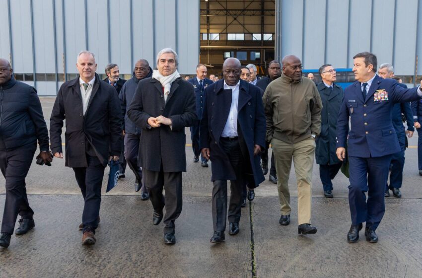  Ministro da Defesa de Angola visita base aérea portuguesa e avalia capacidades do KC-390