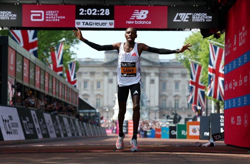  Queniano Sabastian Sawe faz história na Maratona de Londres ao correr abaixo das duas horas