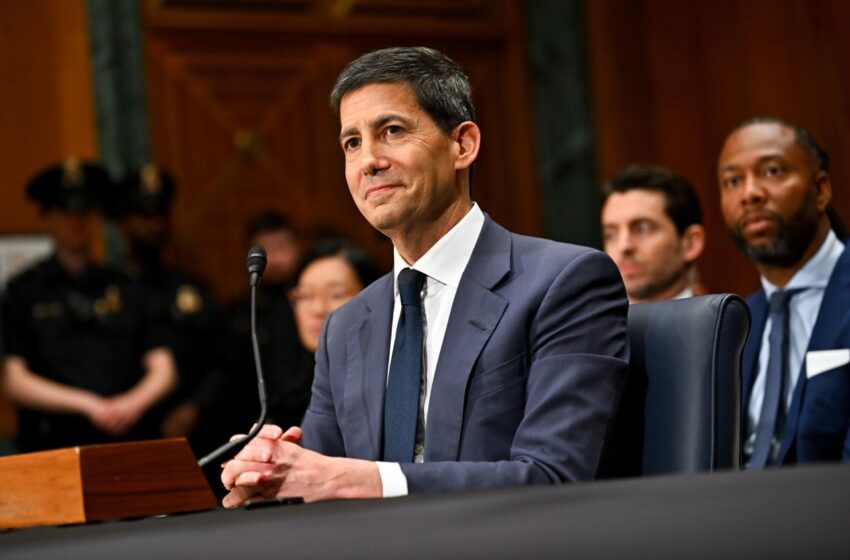  Kevin Warsh toma posse na Fed e já tem Trump a pedir cortes de juros