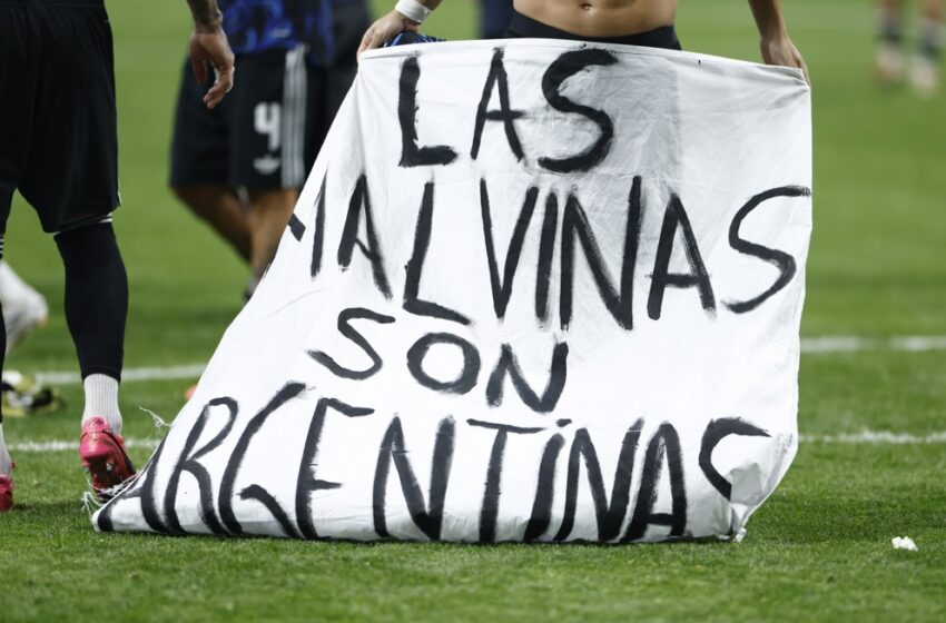  FIFA investiga exibição de faixa da Argentina sobre as Malvinas após meia-final do Mundial