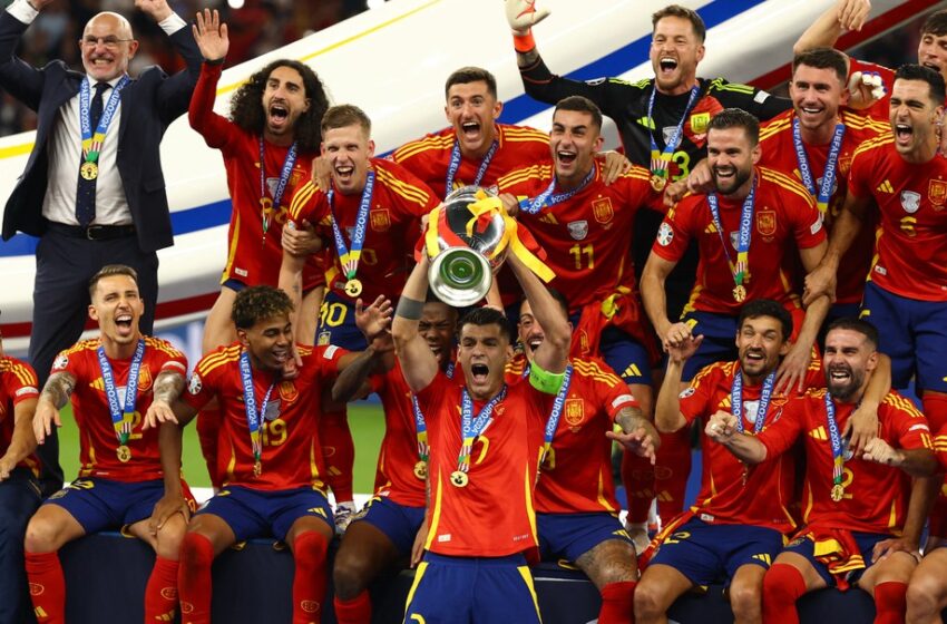  Olé! Espanha é campeão do mundo. A vitória do método sobre a fúria, aplaudida pela imprensa mundial