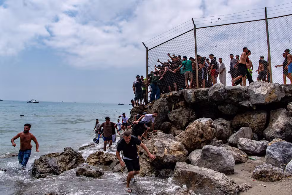  Crise migratória em Ceuta: mais de 40 mil pessoas entram na cidade e Espanha entra em rota de colisão com Itália