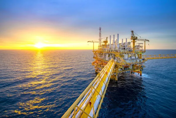  Petróleo Brent cai mais de 7% após suspensão dos ataques entre EUA e Irão, e o alívio pode custar caro a Angola