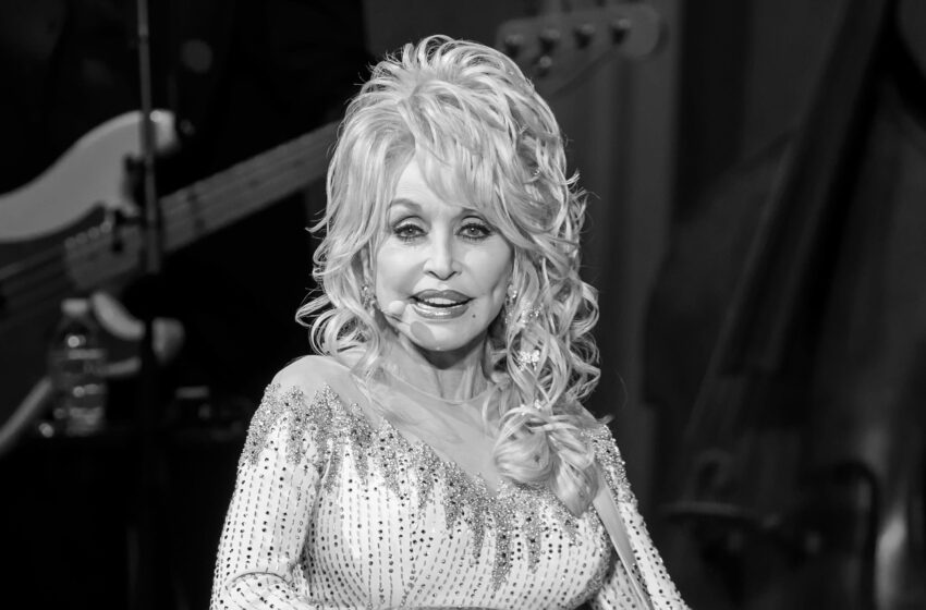  Dolly Parton morre aos 80 anos. Trump ordena bandeiras a meia-haste durante uma semana
