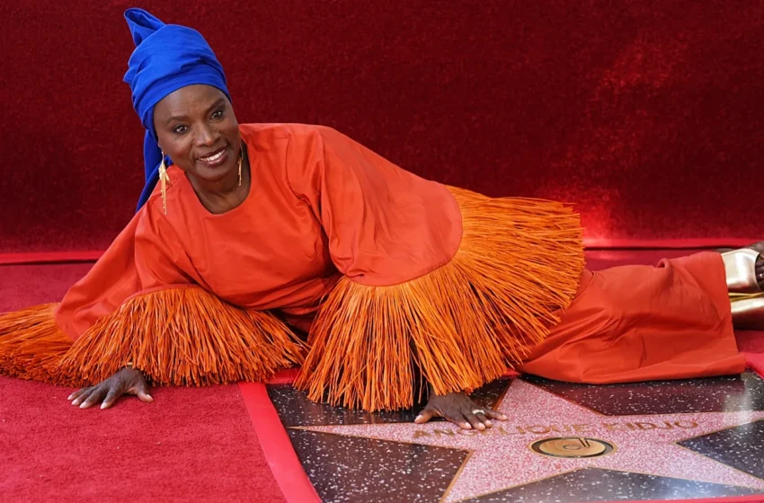  Angélique Kidjo faz história e torna-se a primeira artista africana com estrela no Passeio da Fama de Hollywood