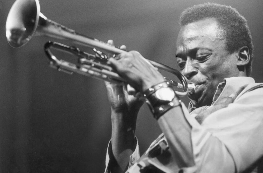  Miles Davis lançou “Kind of Blue” há 67 anos, o álbum que redefiniu o jazz