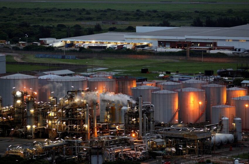  Encerramento de refinarias custou 4,7 mil milhões de dólares à África do Sul, revela banco central