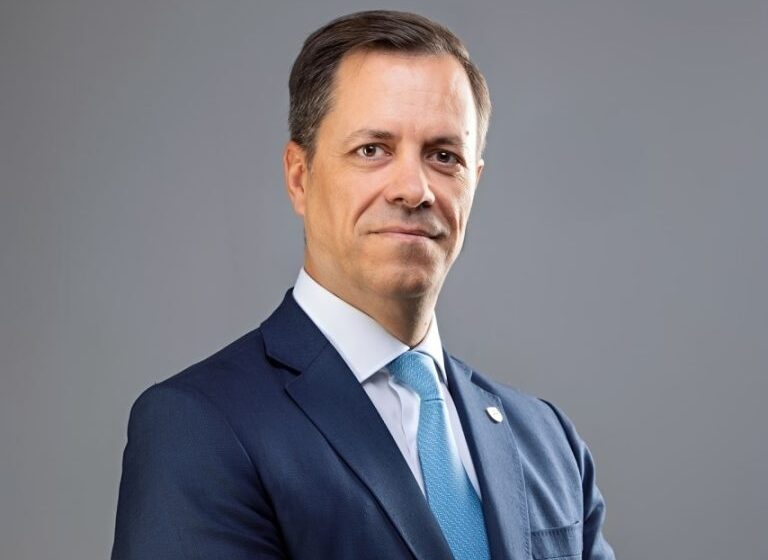  O Banco que recusou ficar parado: O dia em que “Seguindo em Frente” deixou de ser marketing para ser destino