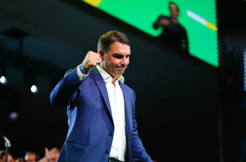  Flávio Bolsonaro surpreende e lidera primeira volta no Brasil. Lula disputa segunda volta a 25 de Outubro