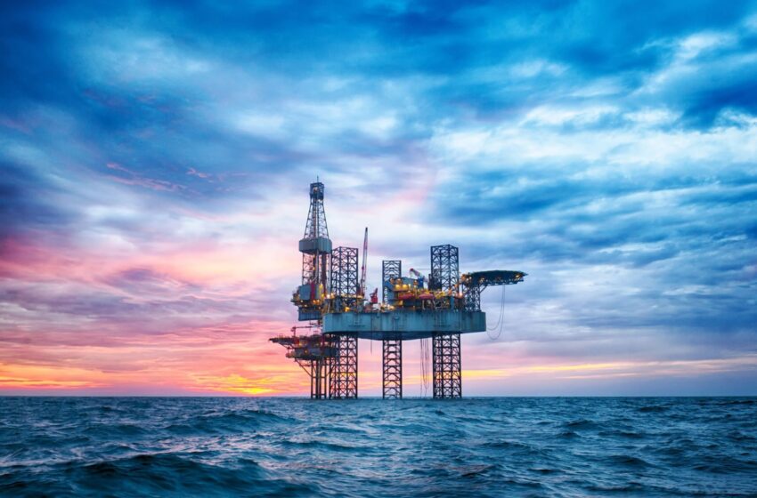  Petróleo recua mais de 2% com receios sobre a procura e ataques à Arábia Saudita